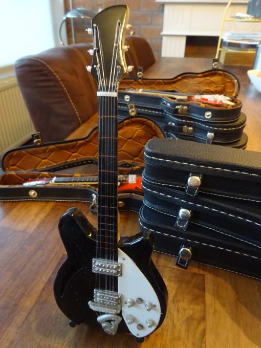 Miniatuur Gitaar model: Rickenbacker met standaard - Afbeelding 2